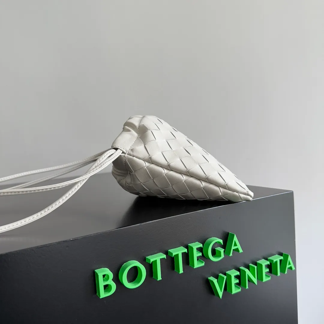 Batch 1400 BOTTEGA VENETA DUSTBAG mini size is officially launched📣📣. It still continues the classic weaving process. The lazy and casual feeling presented by the drawstring pockets is not too suitable for summer. The small back body is light and convenient. It is enough to carry lipstick and tissues when going out every day. It is not easy to make mistakes with any clothes. The shoulder strap has a buckle and pull-out design, which can be adjusted to unlock multiple carrying methods. Style number: 816987 Size: 21*16.6*1cm